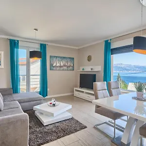 Apartment Moni's Place - Fresh Seaview, Slatine