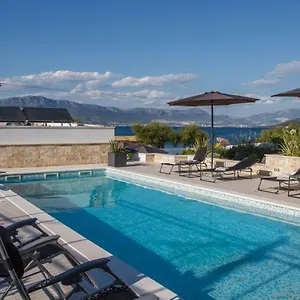 Villa Luxury Poolside, Slatine